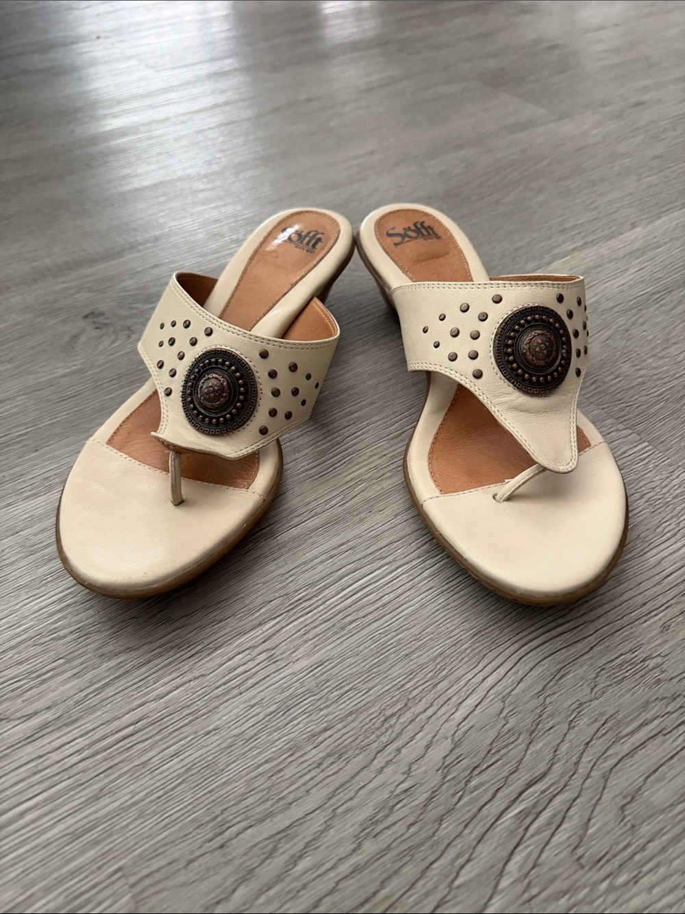 Sofft Beige Studded Thong Sandals with Decorative Medallion - Women Sz 10 EUC